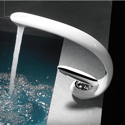 Futuristic Noir Bathroom Tap - Plaemp